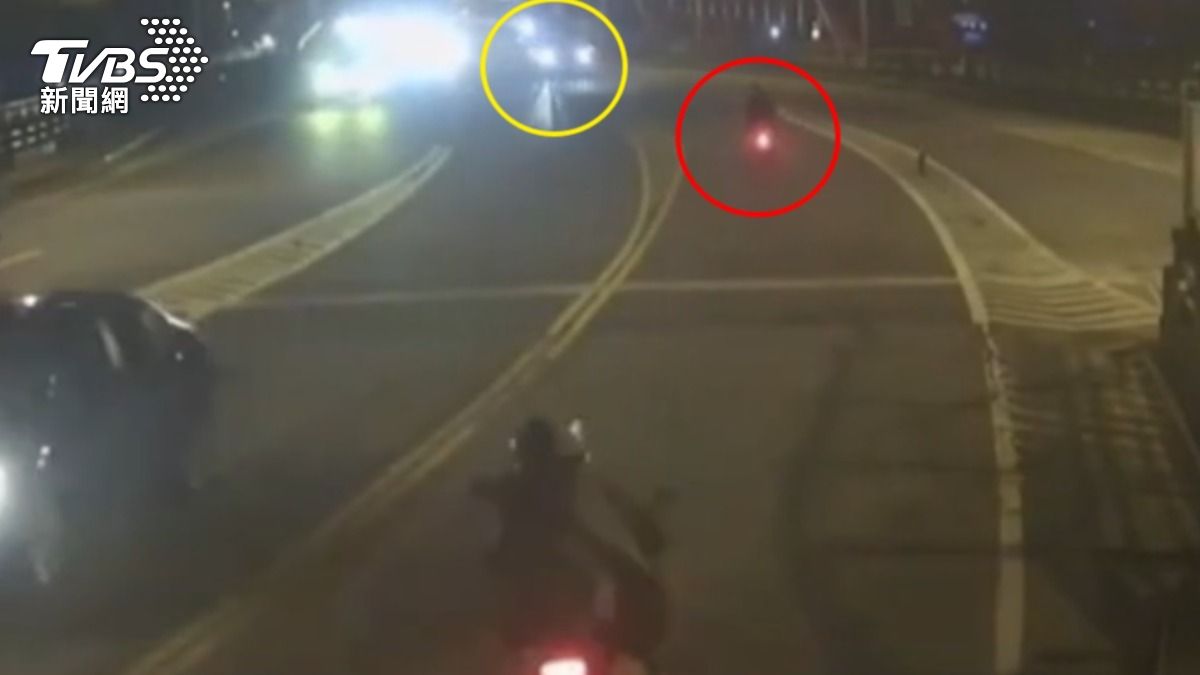 計程車永福橋上跨越雙黃線,21歲廚師騎車遭撞身亡。(圖/TVBS)