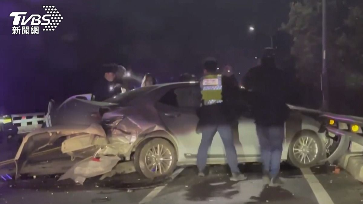 葉姓男子駕駛的警車與對向來車發生擦撞,車上一對夫妻一度受困車內。(圖/TVBS)