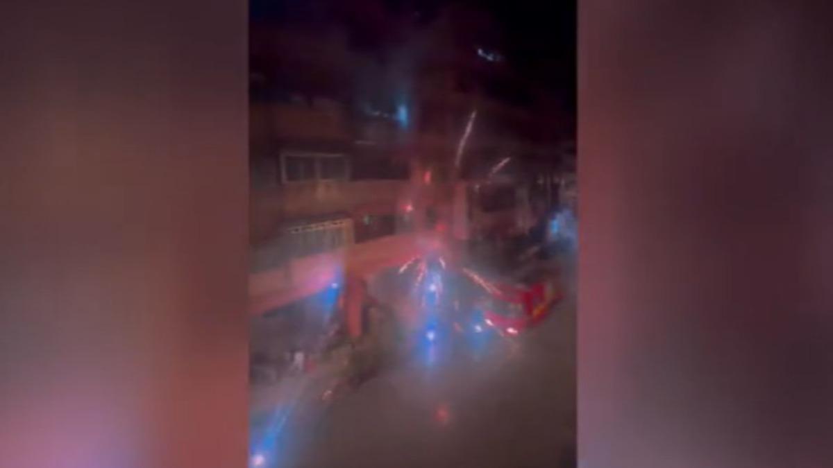 消防車到場,該名住戶仍持續點燃沖天炮和爆竹,遭到重罰。 (圖/民眾提供)