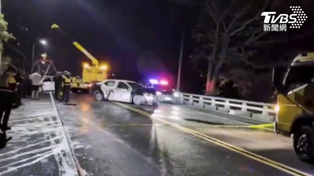 葉姓嫌犯趁員警不注意,偷溜上未熄火的警車後直接駕車離去,過程中還衝撞民眾車輛。(圖/TVBS)