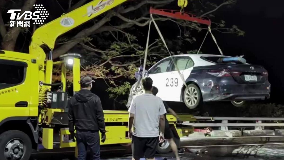 警車被拉上拖吊車,車輛除了玻璃碎裂以外,幾乎等同於被開到撞爛。(圖/TVBS)