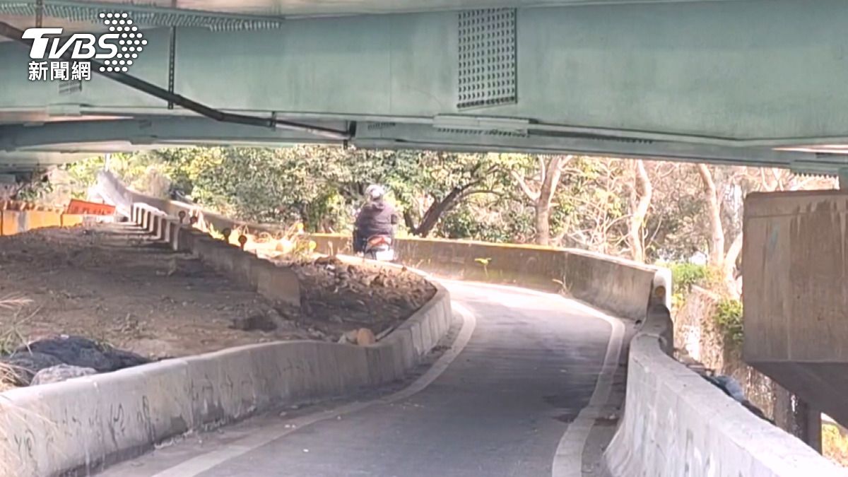 火炎山停車場「這條路」別開!汽車誤闖秒卡住 最高罰1800元。(圖/TVBS)