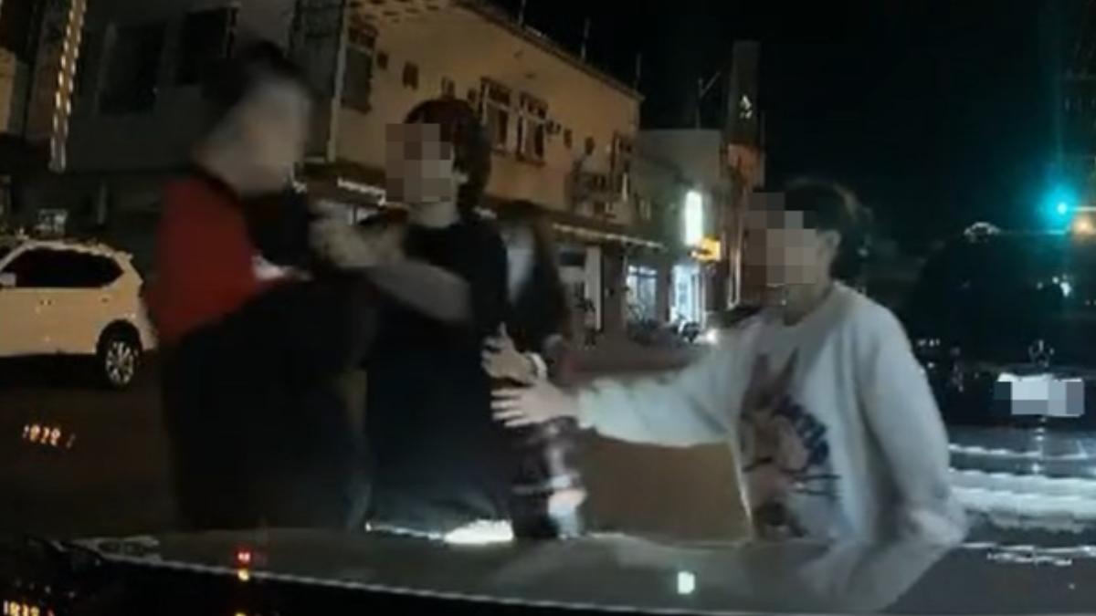 黑色上衣的玲姓駕駛出手推擠曾姓駕駛。(畫面來源/曾富華Facebook)