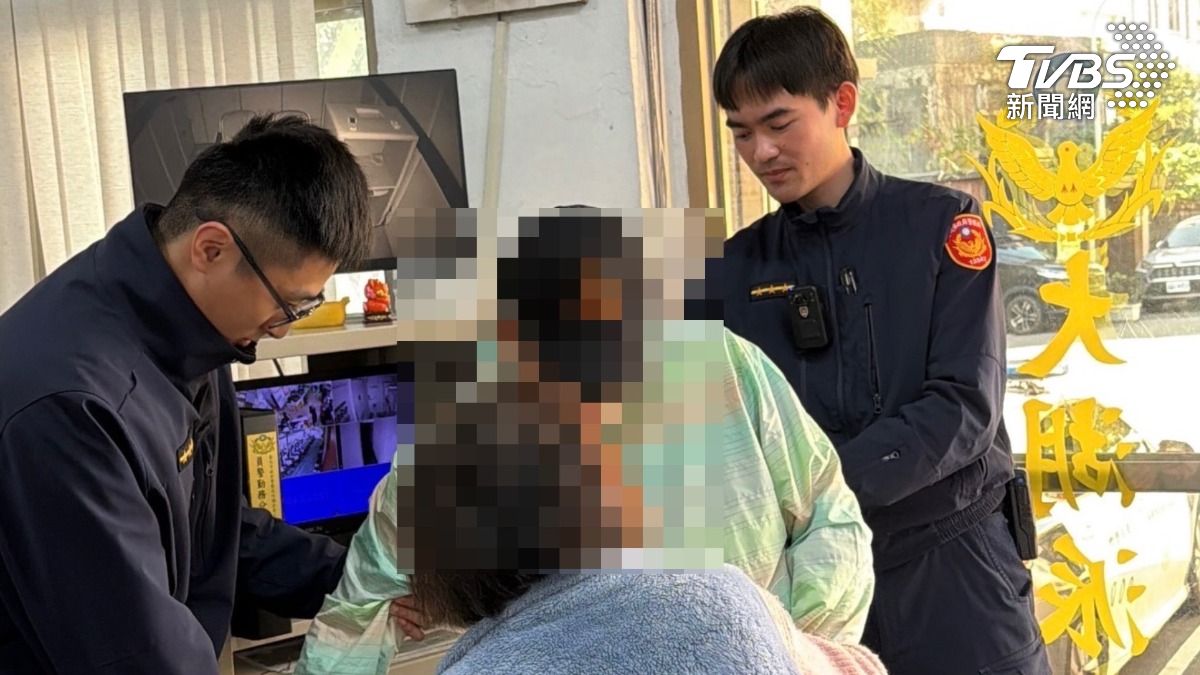 內湖分局大湖派出所警員將曾男帶返所休息。(圖/TVBS)