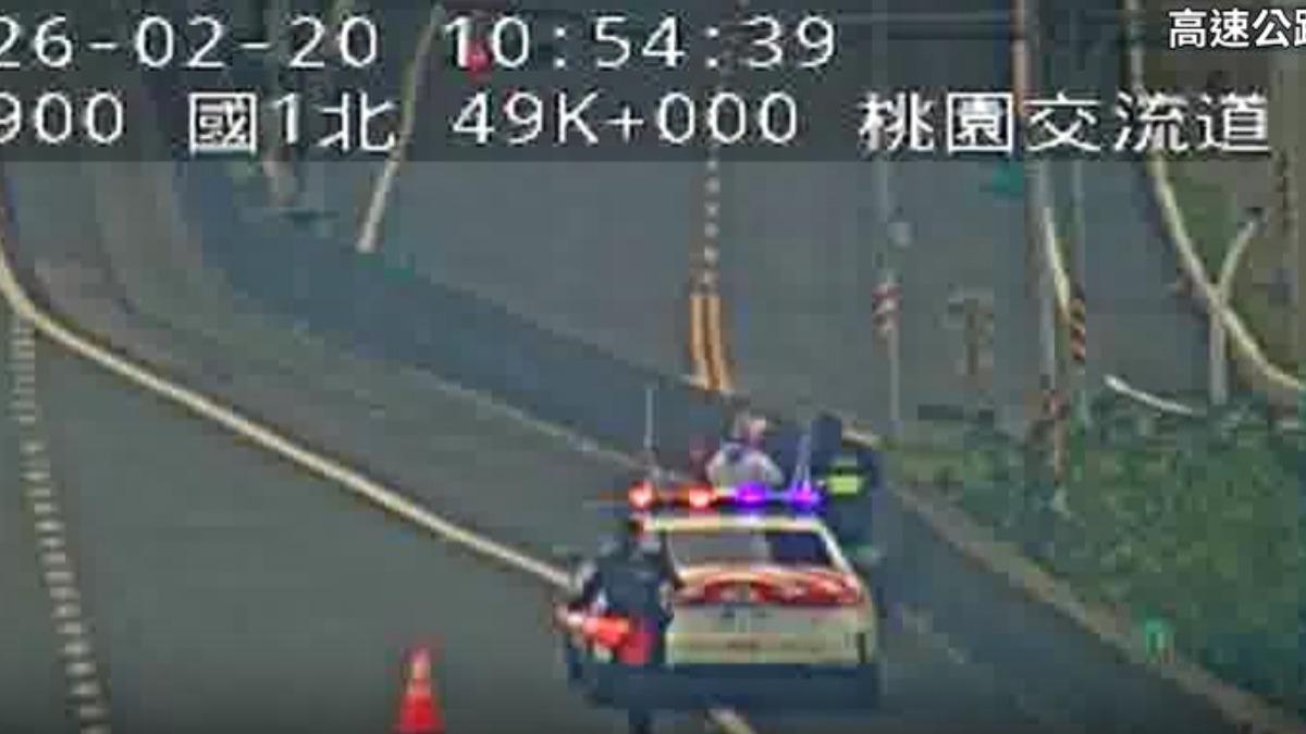 警方到場協助女子。（圖／翻攝自1968高速公路資訊網）