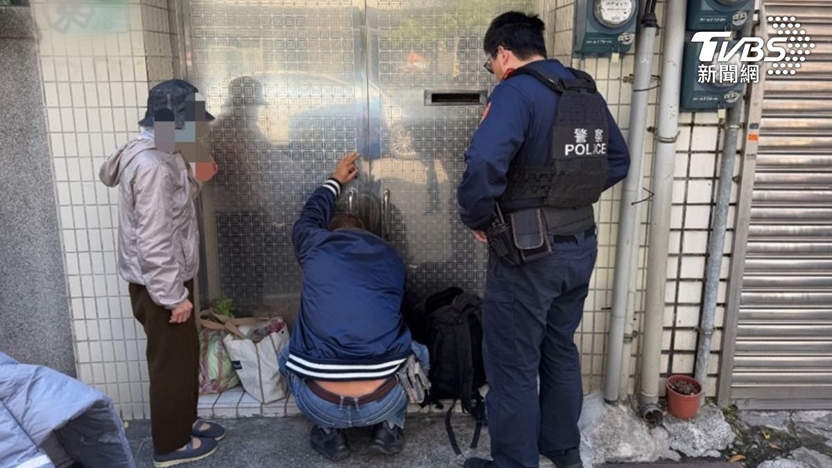 警方陪同老婦等鎖匠開門。(圖/TVBS)