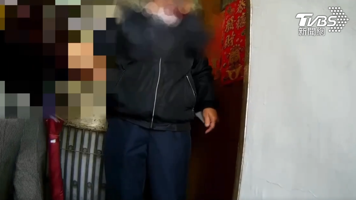 8旬嬤沒帶鑰匙攔警車、翁體力不支流落街頭 北市暖警助平安返家