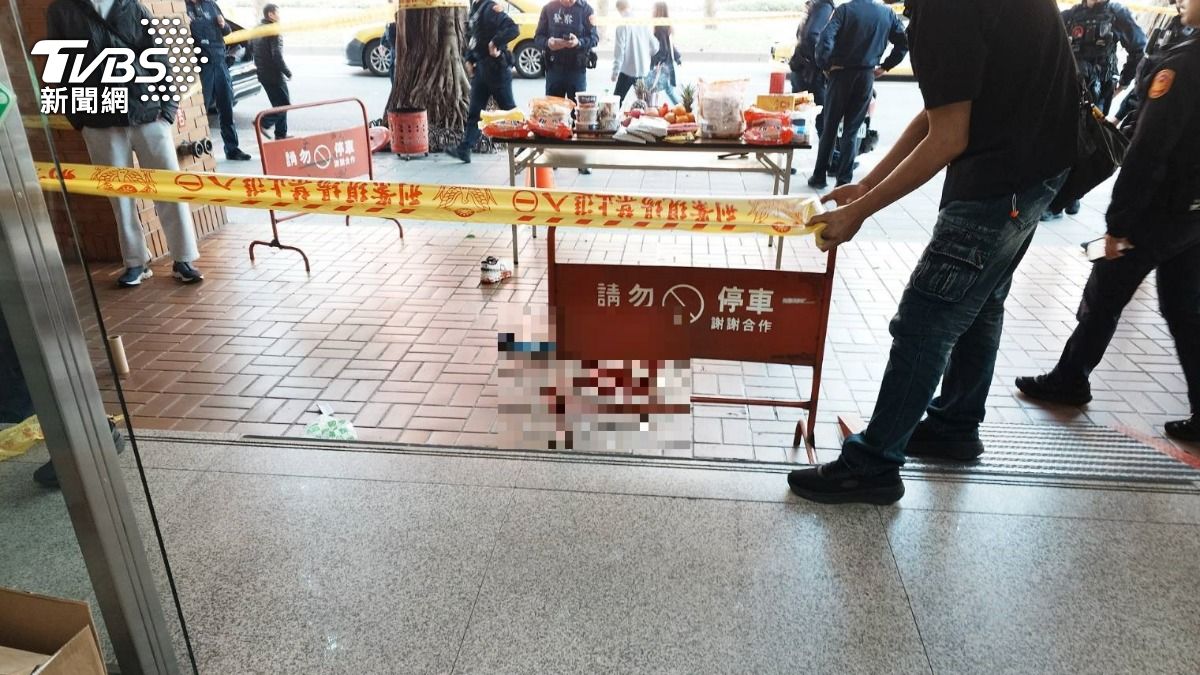 槍擊現場留下大片血跡。(圖/讀者提供)