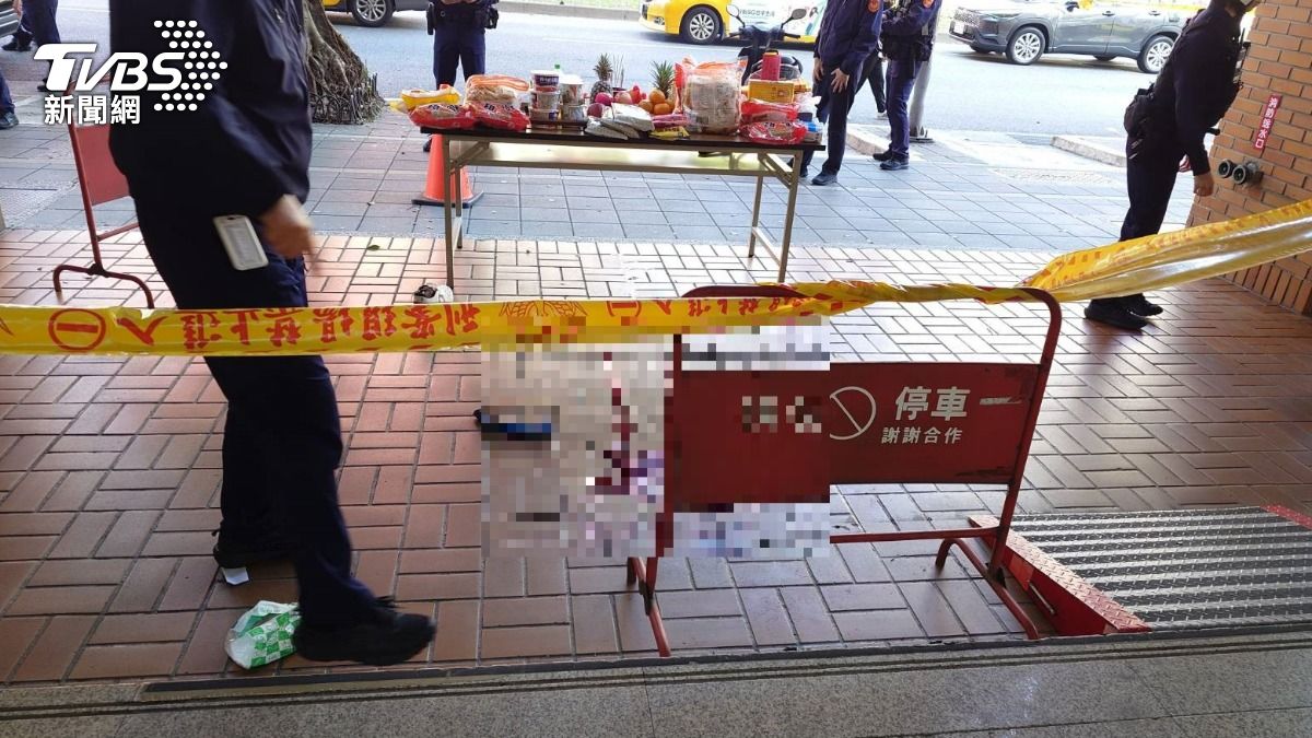 現場留下大片血跡,相當駭人。(圖/讀者提供)
