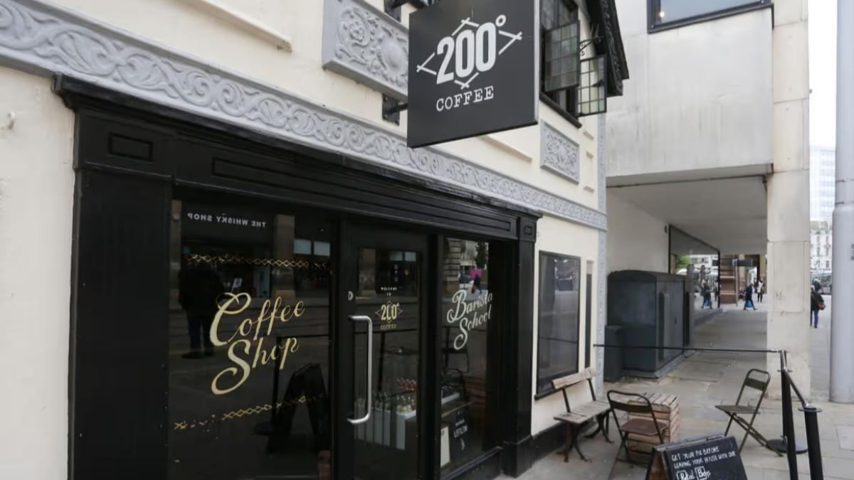 200 Degrees咖啡店疑似「條碼」讀取成了「餘額」,才導致這起烏龍。(圖/翻攝Daily Mirror)