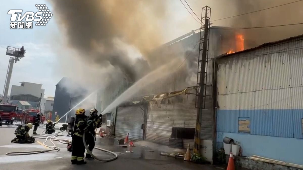 由於整座鐵皮屋工廠都陷入火海,為避免火勢延燒至鄰近廠房,消防人員採取四面灌救的策略。(圖/TVBS)