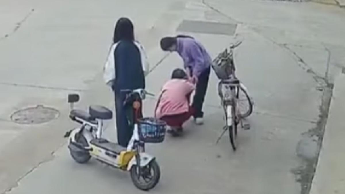 福建國中女學生扶起自摔婦人後,被索賠百萬台幣,網友氣炸。(圖/微博)