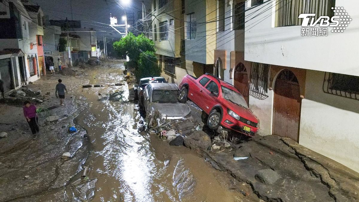 秘魯南部「阿雷基帕」連日豪雨引發洪災,洪水退去後整個城鎮仍泡在爛泥巴,至少2人罹難。(圖/達志影像美聯社)