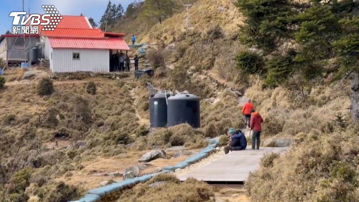 高山協作員原本想揹著山友下山就醫,幸好黑鷹直升機馳援。(圖/高山協作員陳建丞提供)