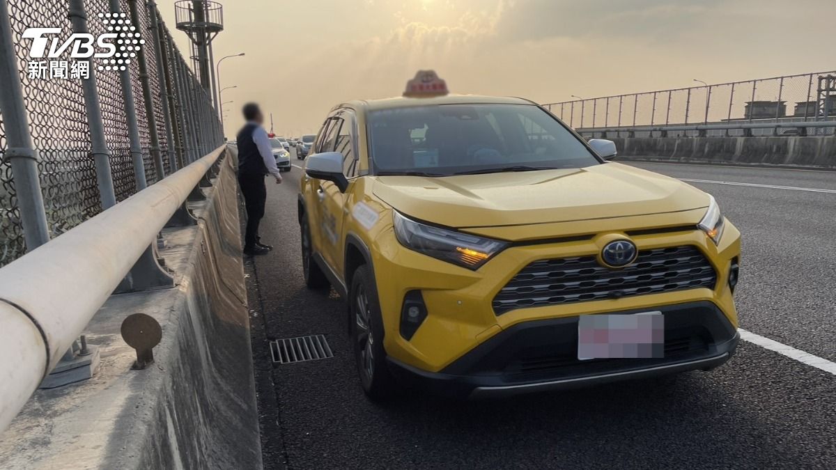 男乘客下車後突然從國道高架橋上翻越圍籬墜橋。(圖/TVBS)