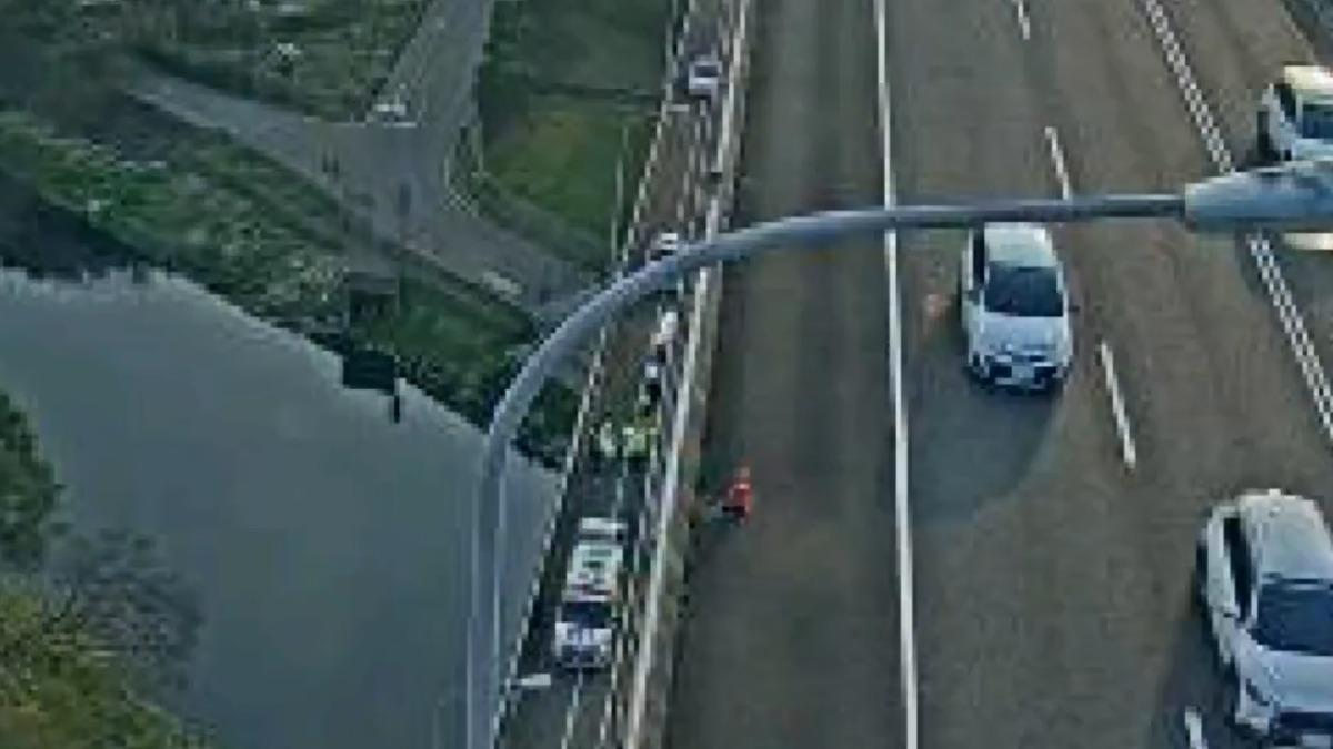 男乘客下車後突然從國道高架橋上翻越圍籬墜橋。(圖/翻攝國道即時影像)