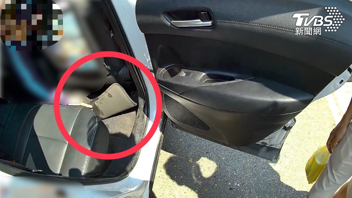 乘客不滿司機急煞，才會導致友人的飲料灑到車內地墊，司機要求乘客支付1000元清潔費，雙方因此產生爭執。（圖／TVBS）