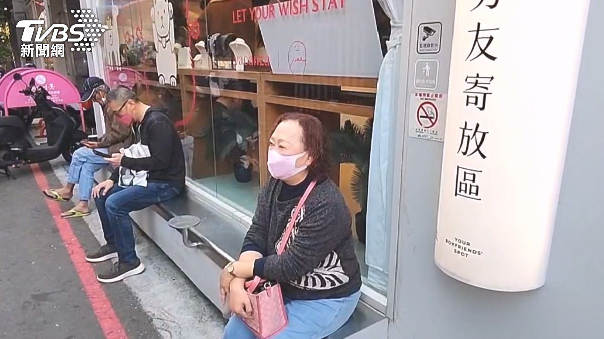 連鎖飾品店在門市外設置男友寄放區。（圖／TVBS）
