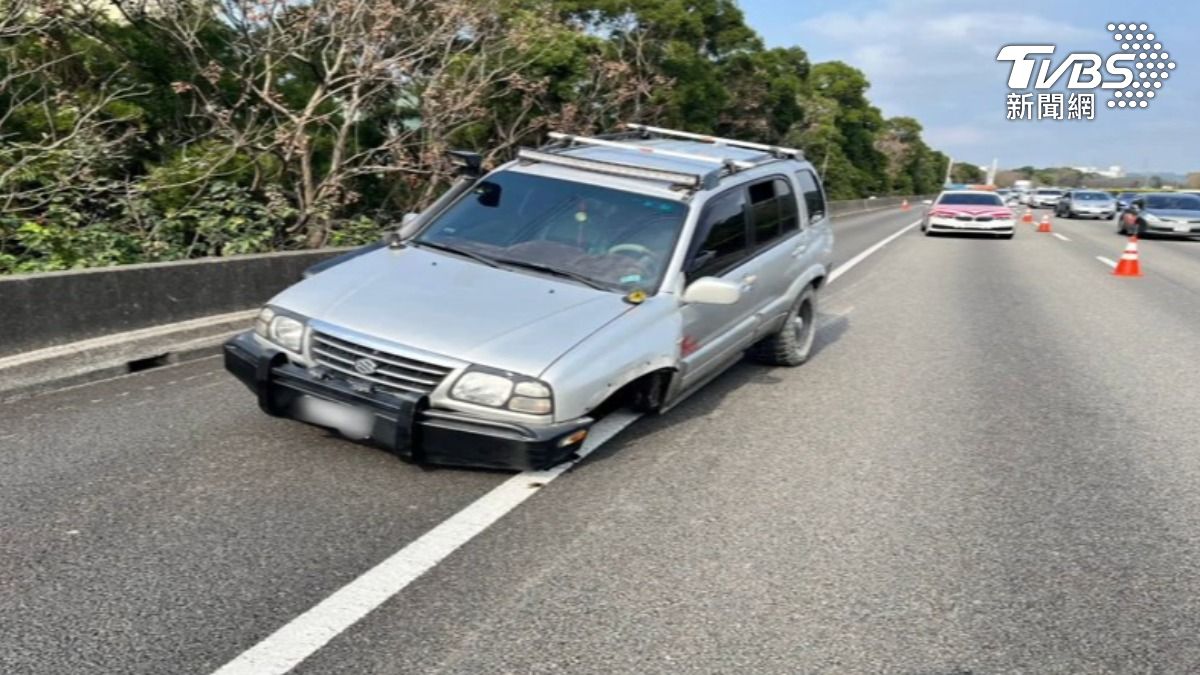 吉普車遭竊,被酒駕賊開到「爆胎噴火花」,車主環島夢碎。(圖/TVBS)