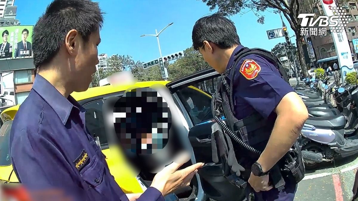 面對員警詢問，司機堅持收取1000元清潔費，並表示一般情況最少收取3000元，自己已算優惠。（圖／TVBS）
