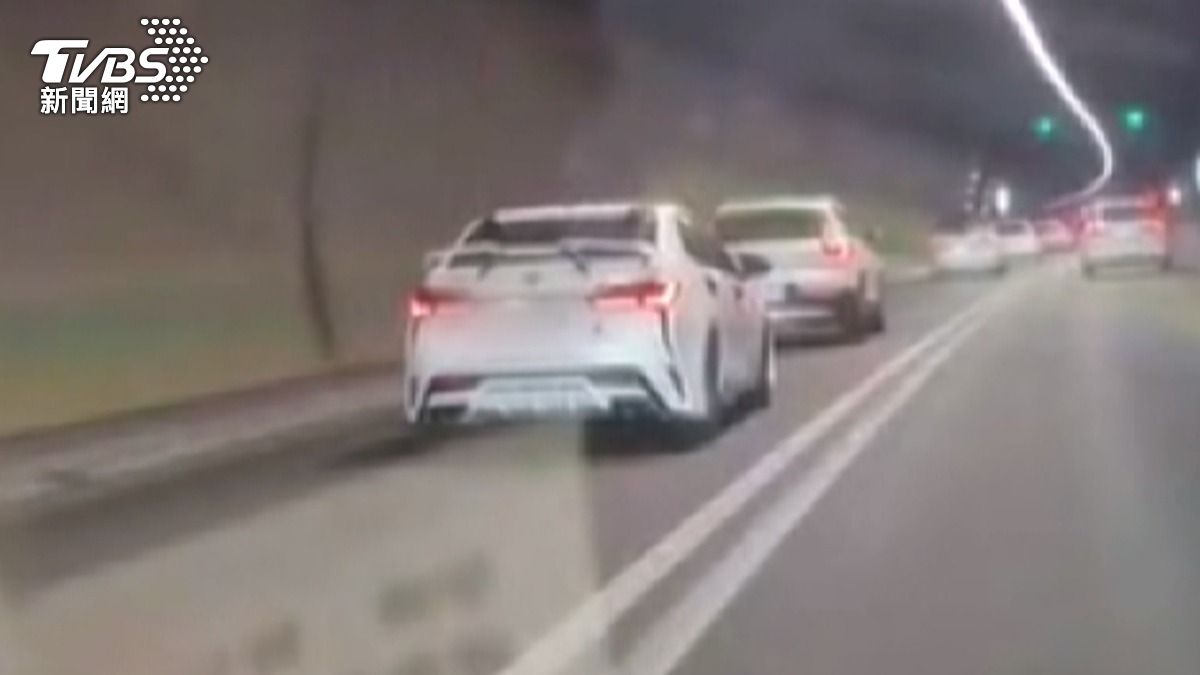 白車隧道狂炸街!3童被嚇醒爸怒了。(圖/翻攝Threads)