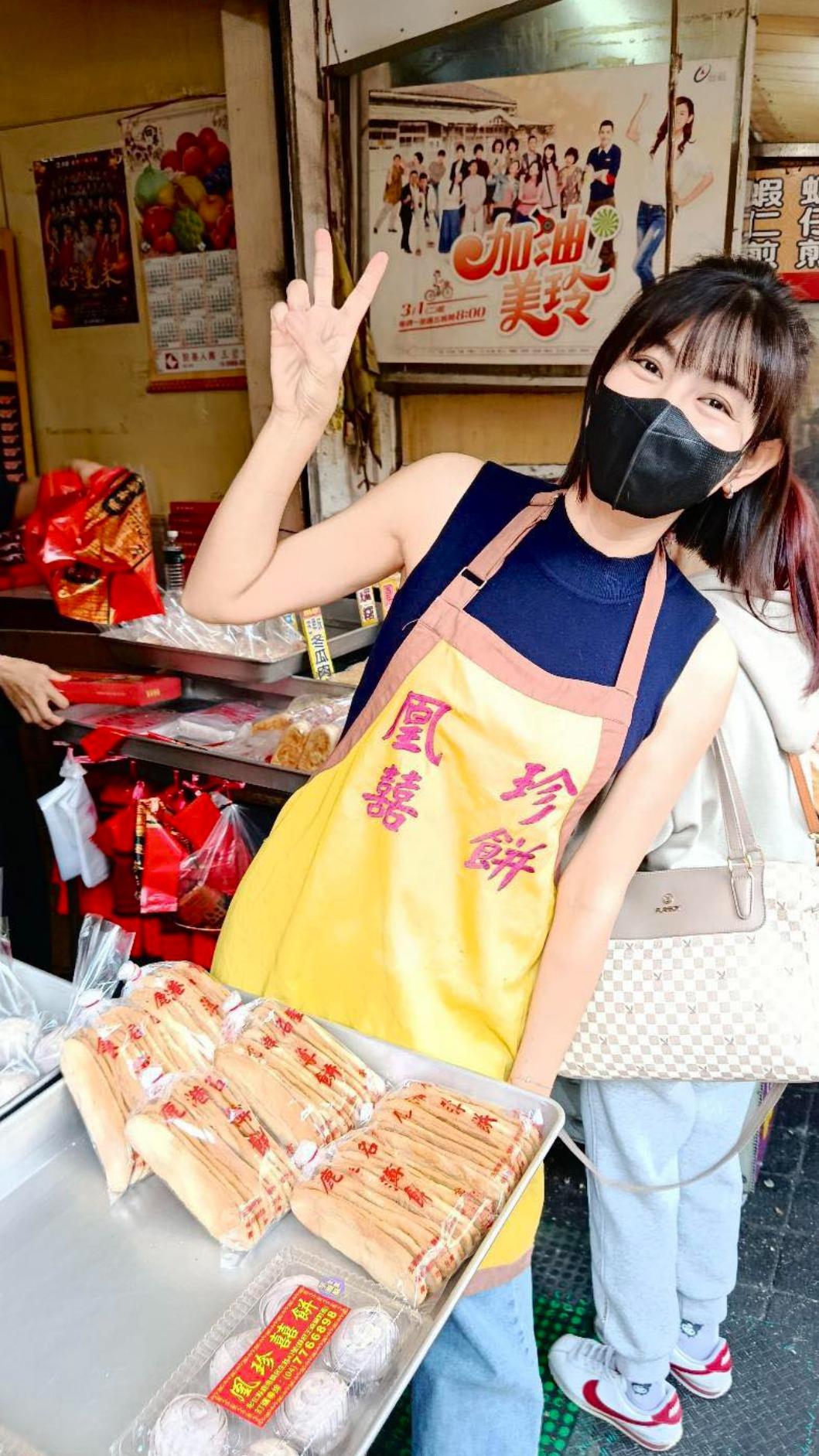 米可白每年過年都會回鹿港賣餅。(圖/翻攝自米可白臉書)