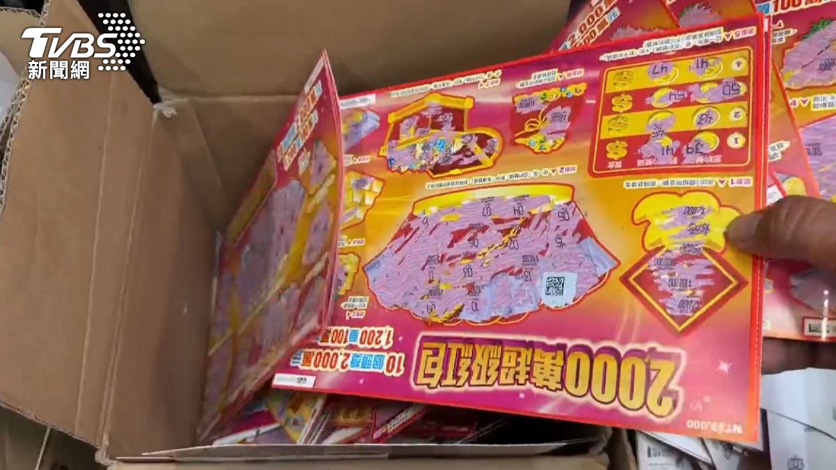 另有民眾在他人丟棄的刮刮樂堆中,發現有1500元的中獎彩券並拿去兌換獎金。(圖/TVBS)
