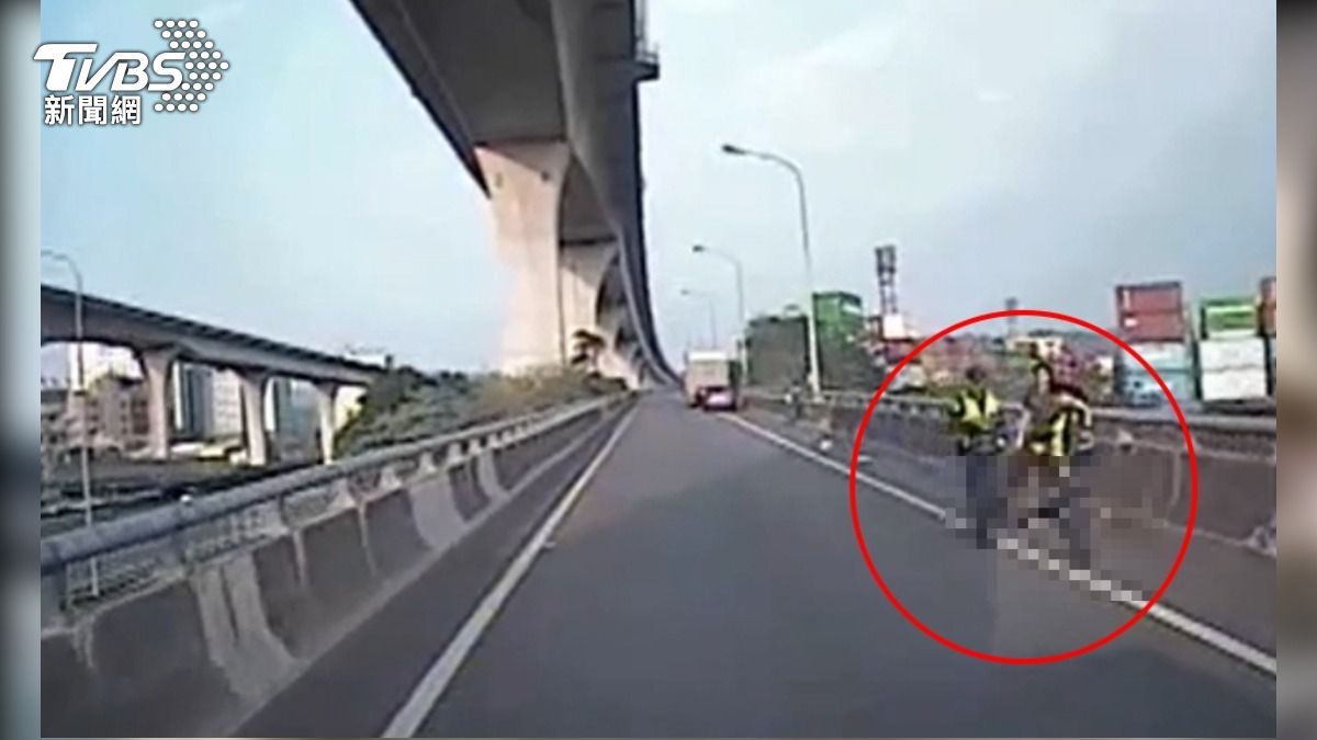 男搭計程車去醫院突暴怒,開門下車,攀五楊高架圍籬慘墜亡。(圖/TVBS)