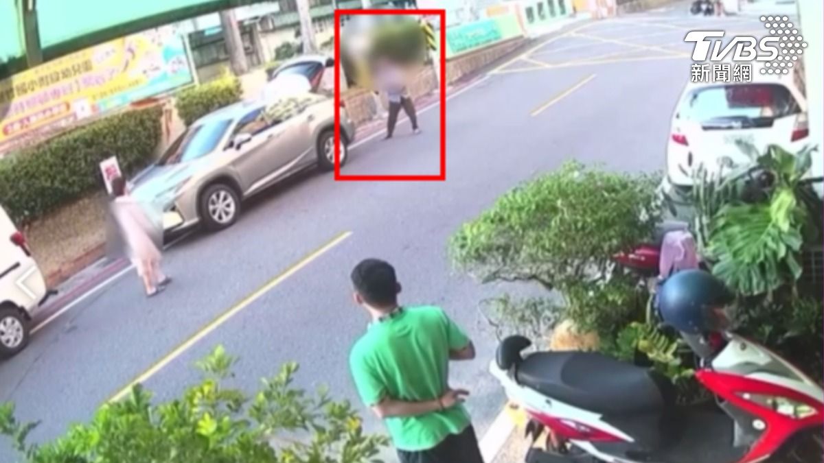 駕駛懷疑遭人檢舉違停,竟在除夕傍晚,當街罵人還路邊揮舞球棒嚇人,被害人心生畏懼提告。(圖/TVBS)