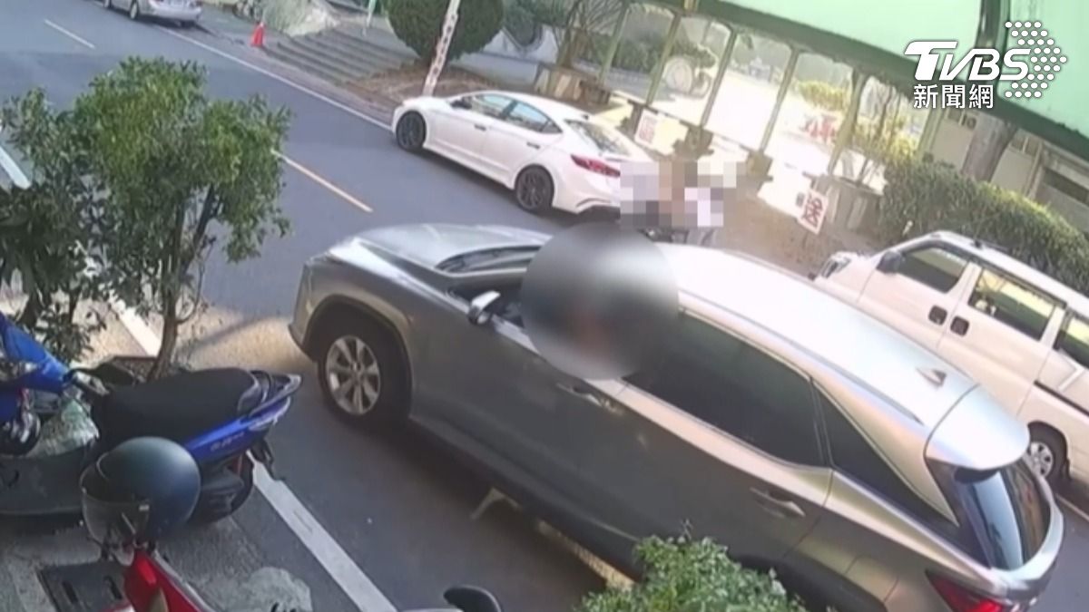 駕駛懷疑遭人檢舉違停,竟在除夕傍晚,當街罵人還路邊揮舞球棒嚇人,被害人心生畏懼提告。(圖/TVBS)