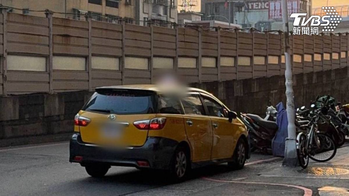 警方在新北市三重區中興橋旁尋獲遭搶車輛。(圖/TVBS)
