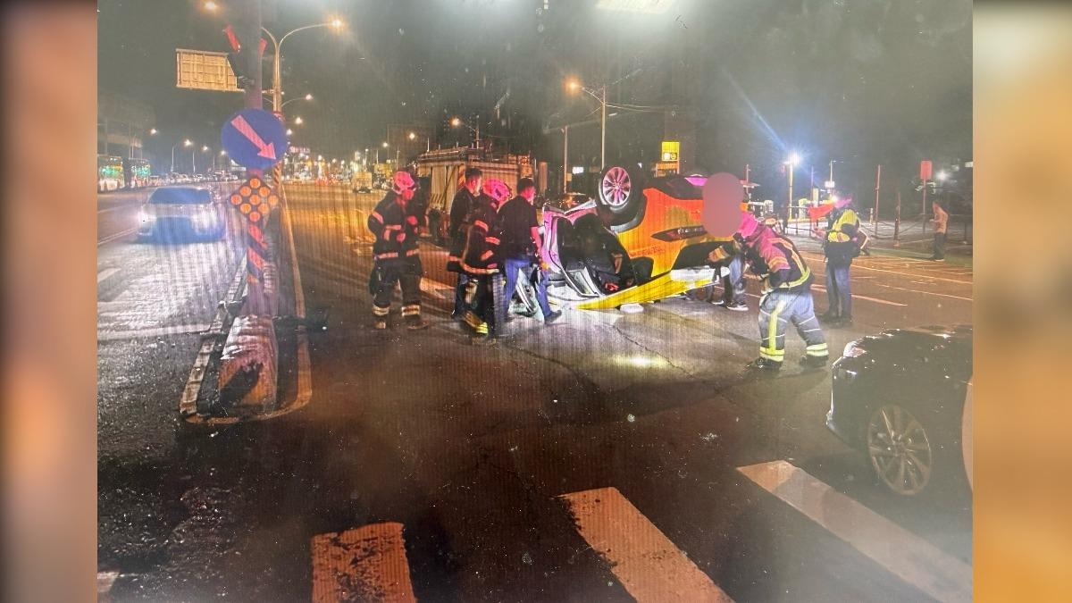 怎會有計程車街頭「四輪朝天」 運將疑恍神撞分隔島翻覆