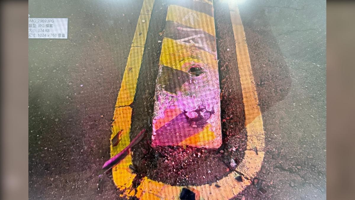 計程車自撞分隔島翻覆。(圖/TVBS)