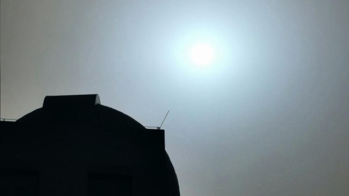 大陸馬年最強沙塵暴侵襲北京,出現罕見藍太陽。(圖/中國天氣)