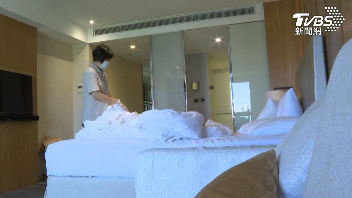 房務工作講求熟能生巧，尤其鋪床需要熟練度，一旦手感來了，整體效率就會大幅提升。（圖／TVBS）
