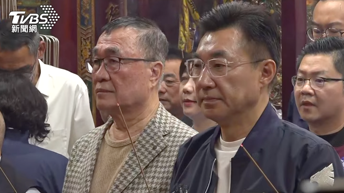 李四川、江啟臣今早一起到新店區太平宮拜年。(圖/TVBS)