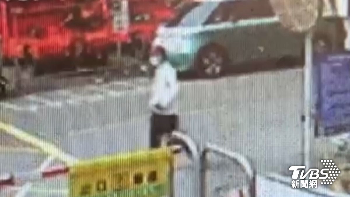 嫌犯開槍後7分鐘變裝逃逸。（圖／TVBS）