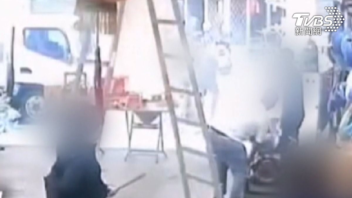 煙霧散去後,才發現似乎是旁邊正在焚香祭拜的供桌被點燃。(圖/翻攝社會事新聞影音)