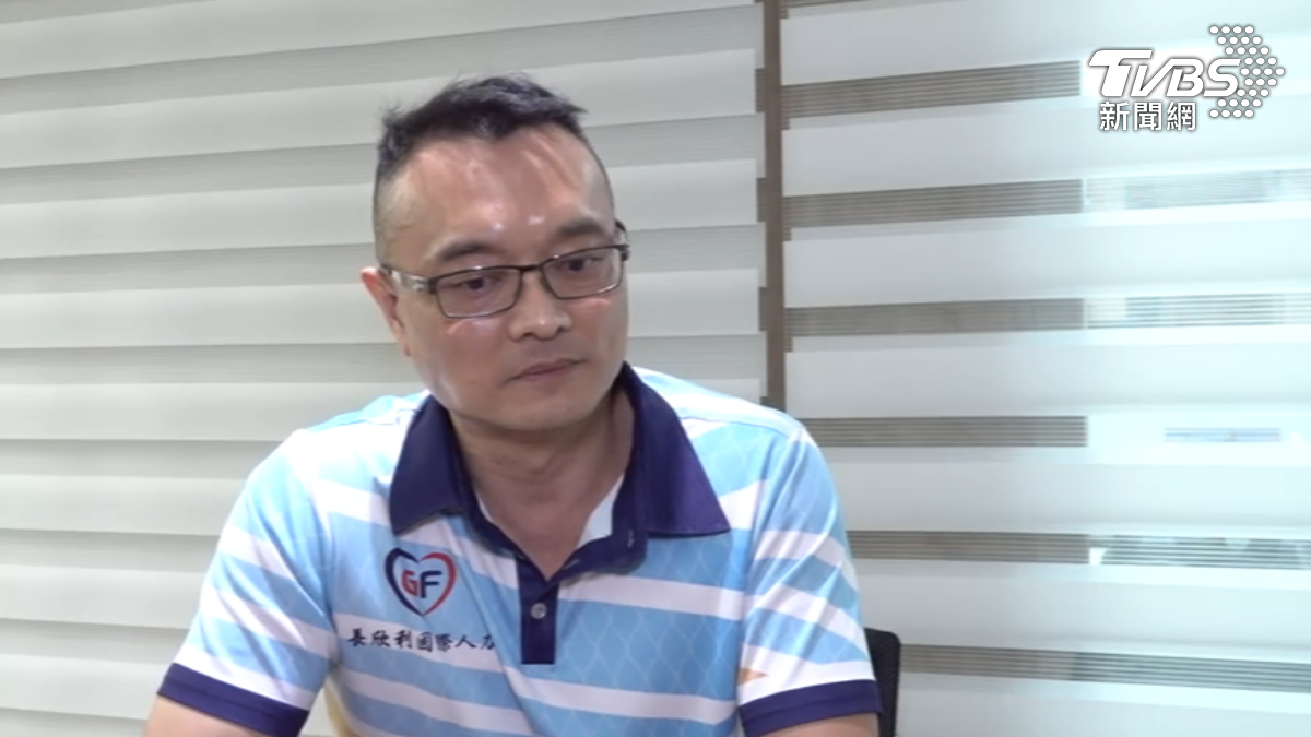 有16年資歷的前外事科員警，和印尼籍妻子創業開設人力仲介公司，將過往專業知識應用於工作中。(圖／TVBS)