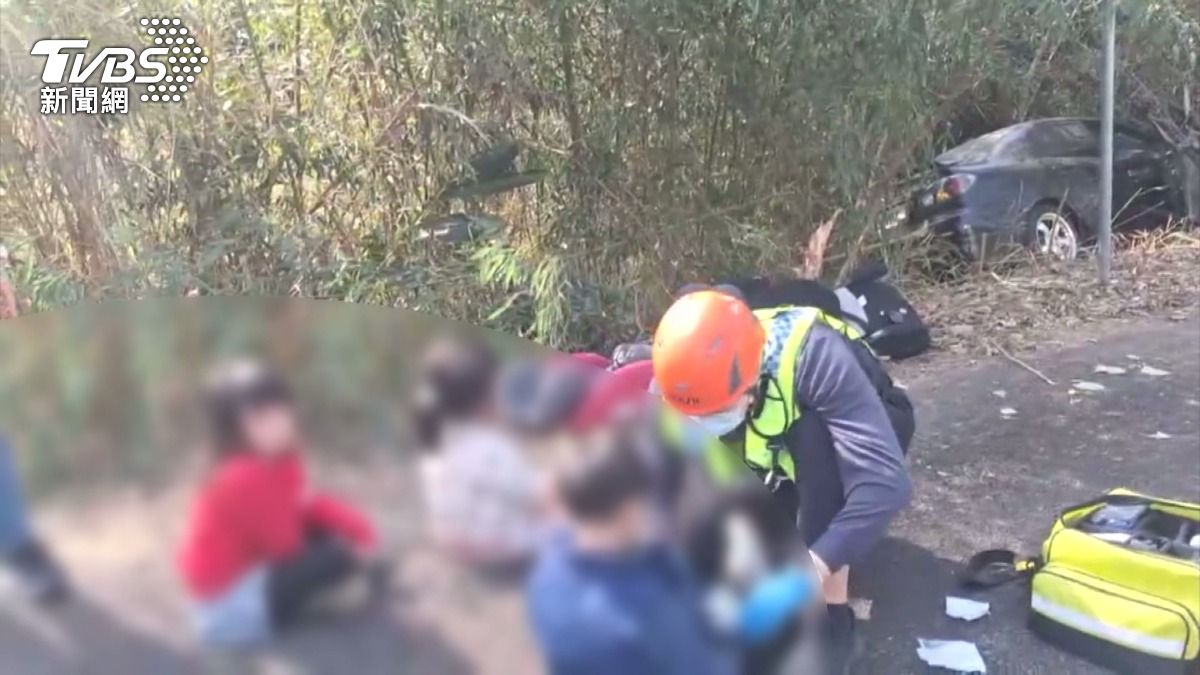 苗栗賞櫻返程衝撞路樹！67歲嬤骨折困車內　3孫安全座椅保命。(圖／TVBS)