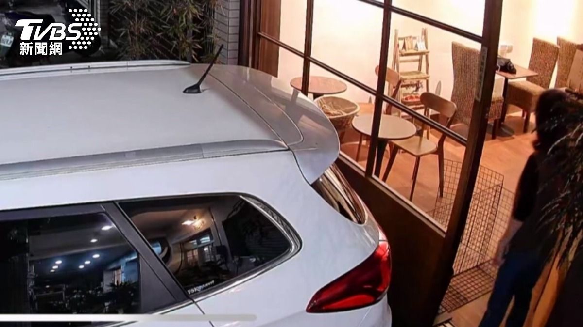 車子就這樣停了一兩個小時，連房東回來開門把電燈點亮，這一群人還不願離開。（圖／翻攝Threads_ffpourover）