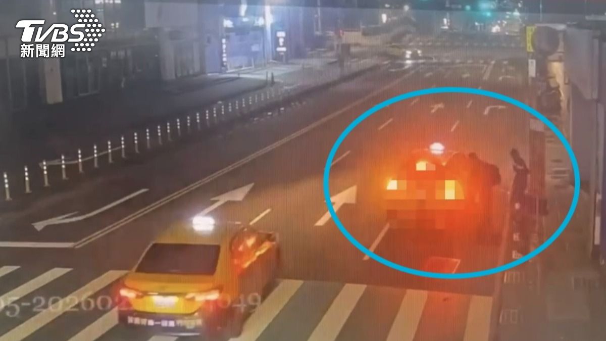 2名男乘客從基隆上車畫面。(圖/TVBS)