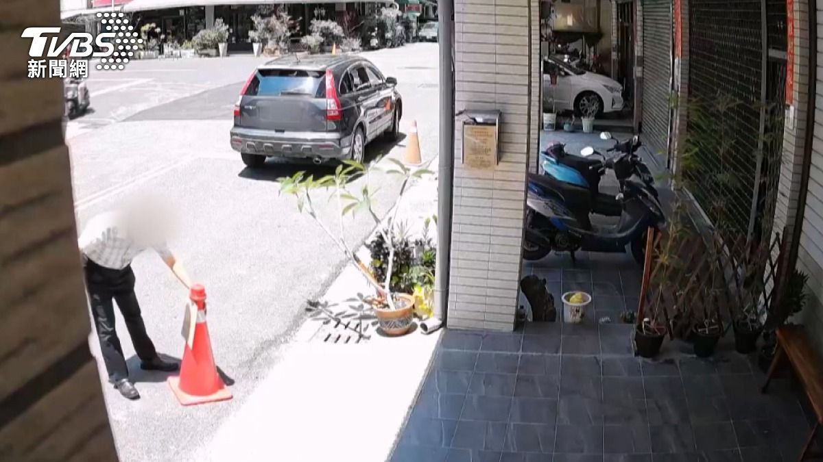 這家咖啡廳過去會放三角錐在門口防止民眾停車，沒想到照樣有人擅自挪開三角錐，把車塞進騎樓。（圖／翻攝Threads_ffpourover）