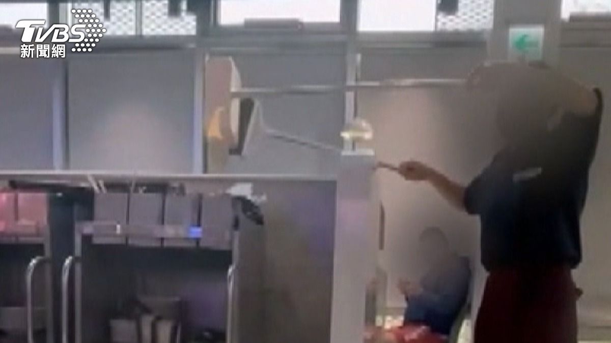 高雄牛排店員直接在取餐、用餐區高舉掃地用具,把廢棄物倒進桶子內,但一旁還有民眾在用餐,讓人看了直接吃不下。(圖/翻攝社會事新聞影音)