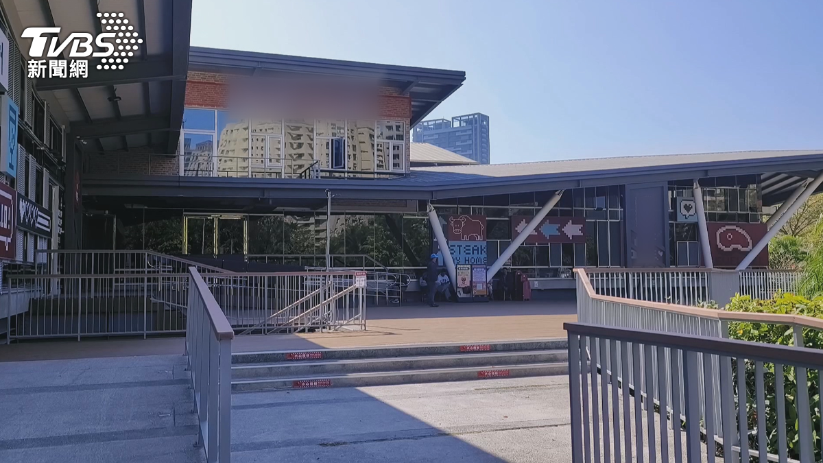 這間位於高雄的連鎖牛排店主打豪華自助吧形式,提供百匯熱炒及精緻甜點等多達130種料理供顧客選擇。(圖/TVBS)