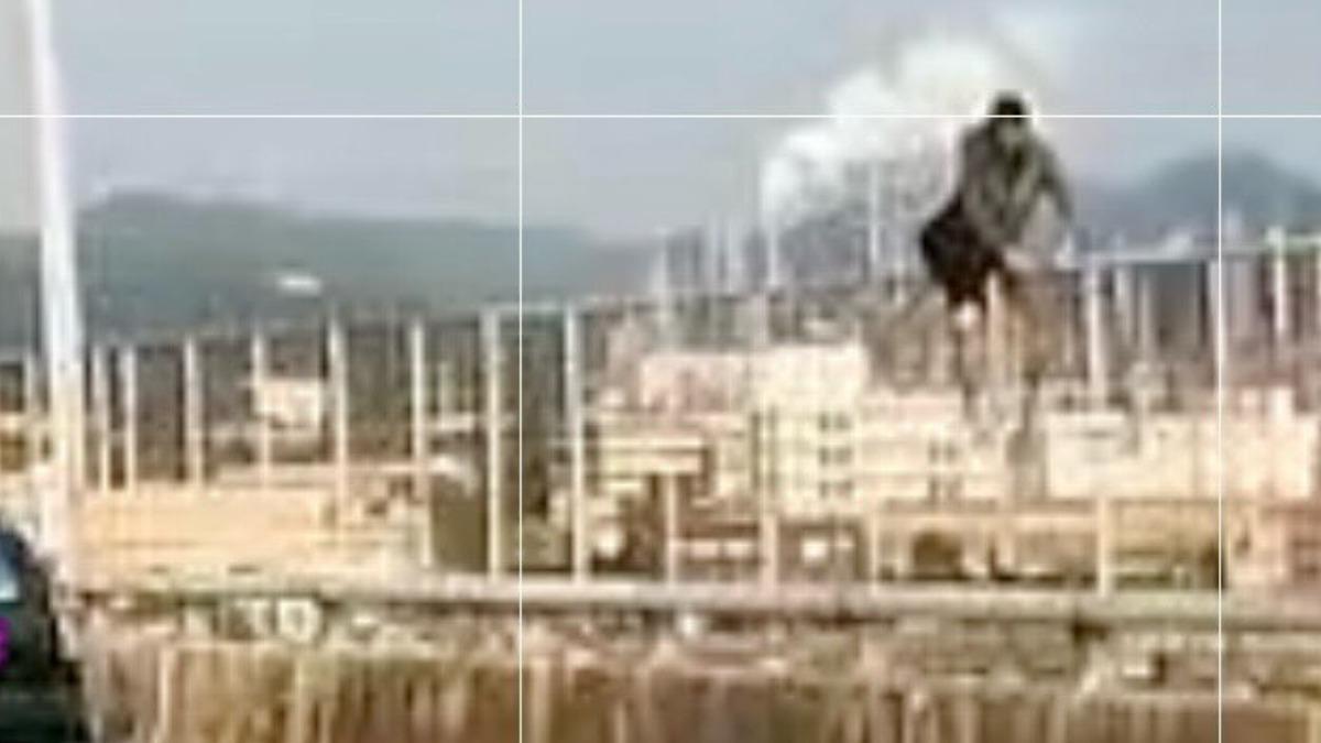 男子爬上約兩公尺高的圍籬,隨後從高架道路上墜落。(圖/翻攝自Threads@chinchin_1818)