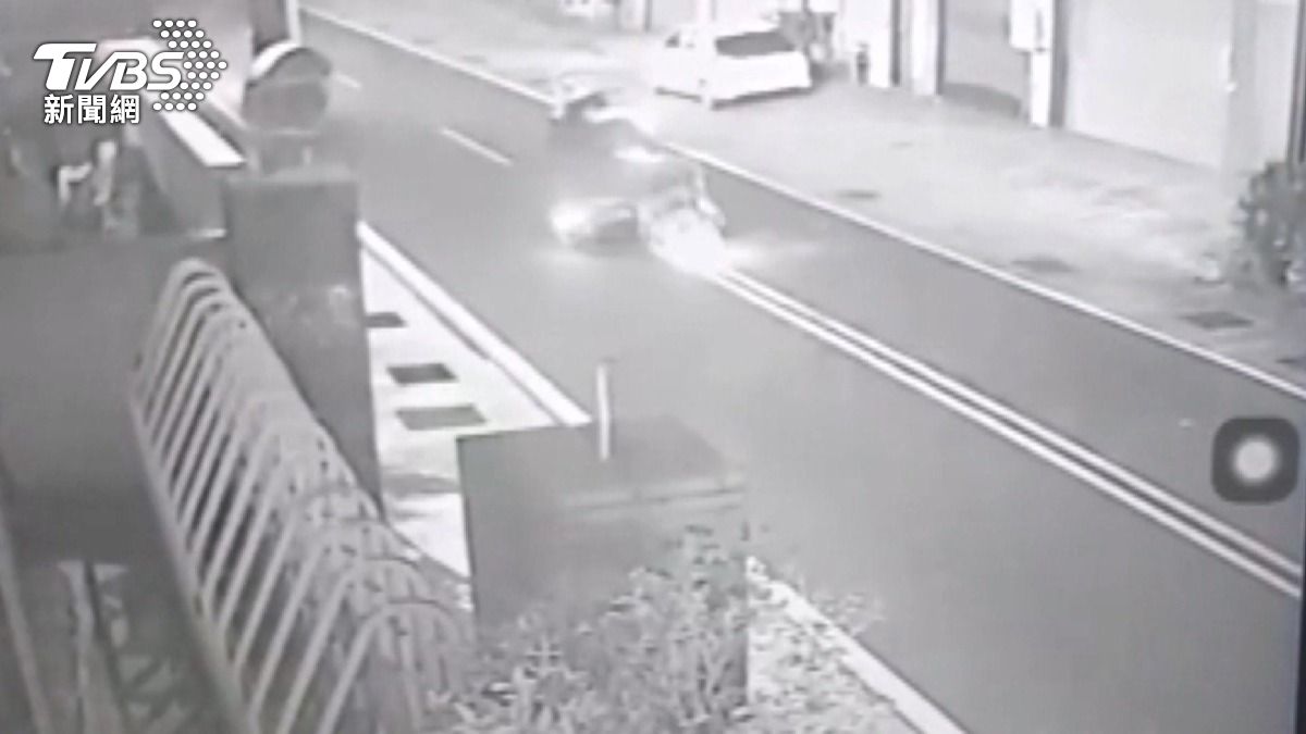 大里機車對撞飛30m 41歲男一度沒心跳。(圖/TVBS
