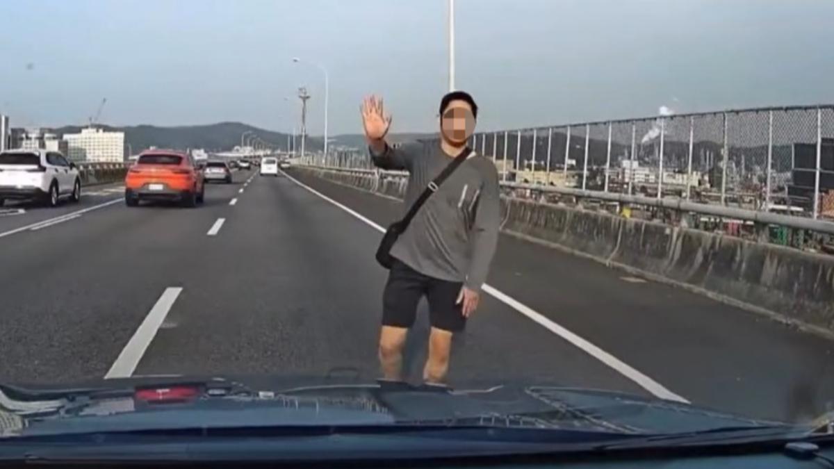 男子衝進車道試圖攔車。(圖/翻攝自Threads@duomama_1106)