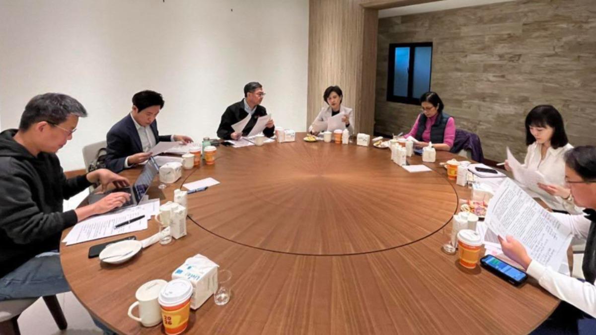 卓榮泰秀「圓桌會議照」,政院急盤點美關稅變局影響。(圖/FB卓榮泰)
