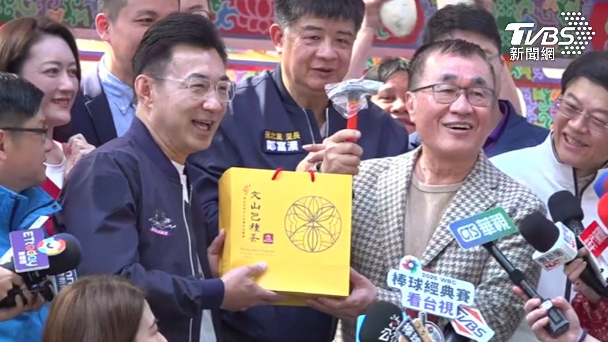 互拉抬!新店合體江啟臣,李四川贈「鐵鎚」祝建設台中。(圖/TVBS)